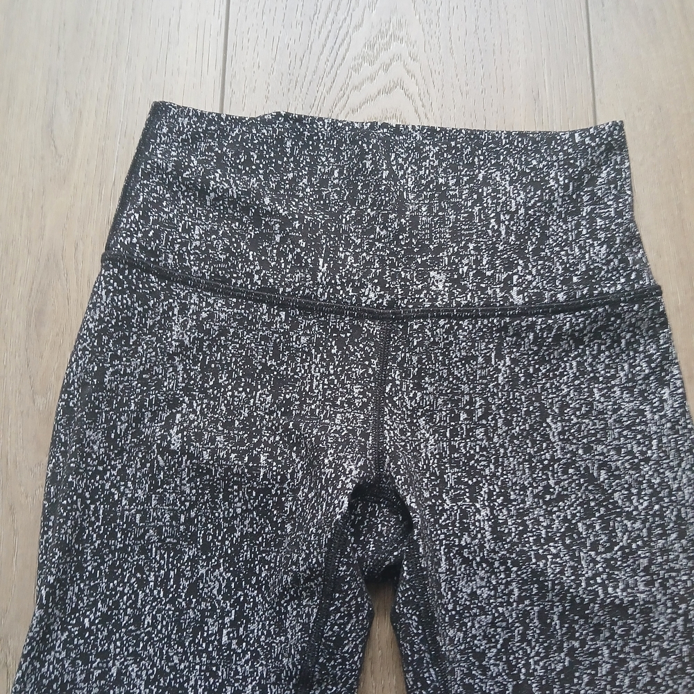 Lululemon Wunder Under Leggings Black & White Print Size 4 - 11"×32" - Picture 4 of 8